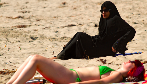Muslim-Woman-At-Beach-610x350
